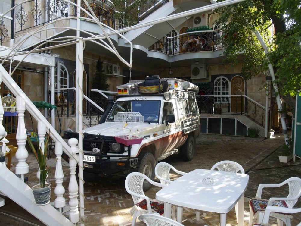 Auto im Hotel (Usbekistan)