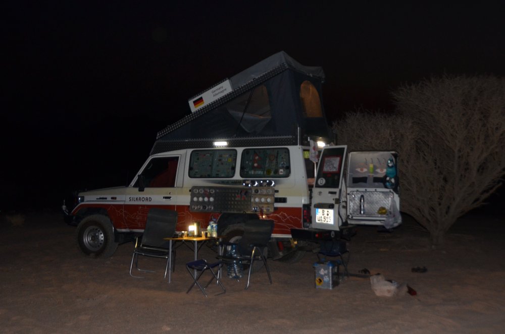 Camp bei Nacht in Saudi-Arabien