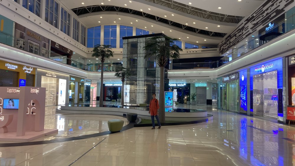 Tagsüber leere Shopping-Center Tagsüber leere Shopping-Center