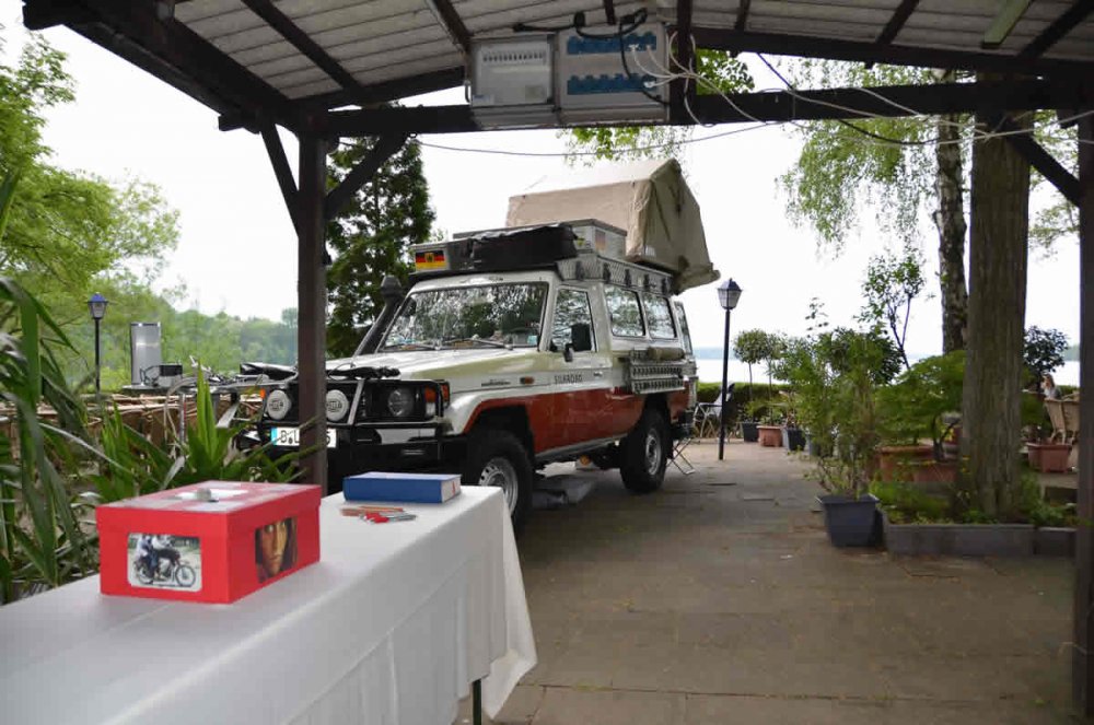 Spendenbox und blaues Buch Spendenbox und blaues Buch