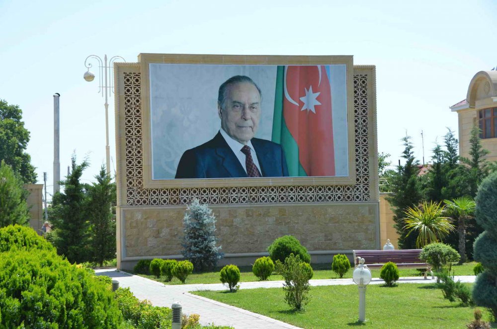 Personenkult Heydar Aliyev
